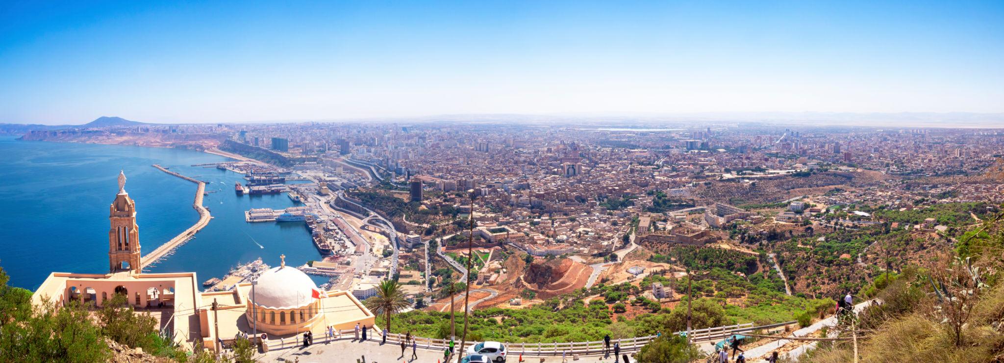 Vue panoramique d'Oran depuis Santa Cruz, front de mer et port